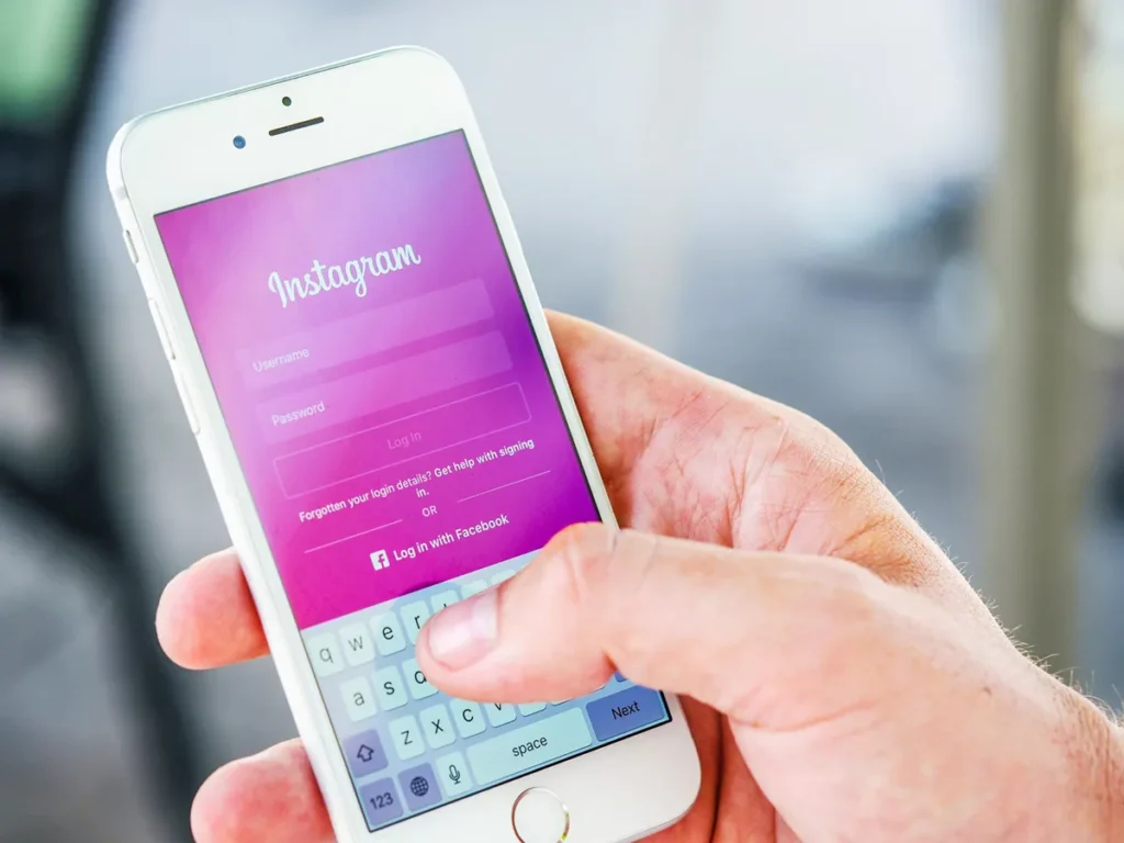 Symbolbild: Instagram Login auf einem Smartphone.