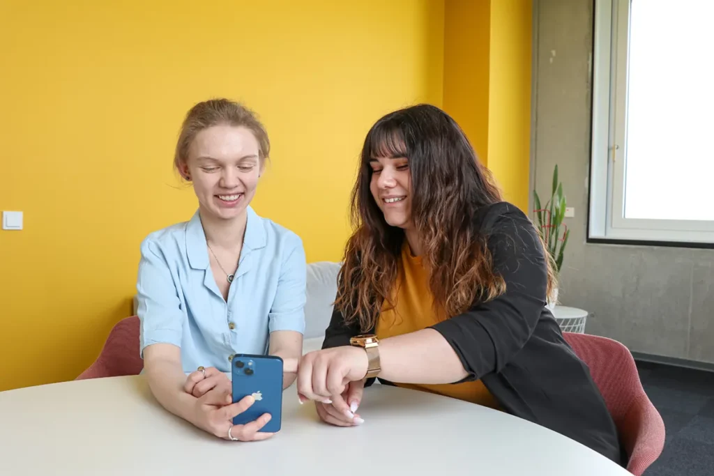 Symbolbild: Redakteurin Maleen Thiele (links) und Marketing Managerin Sarah Gern von VTH Marketing und Media entwickeln Ihren erfolgreichen Social-Media-Auftritt.