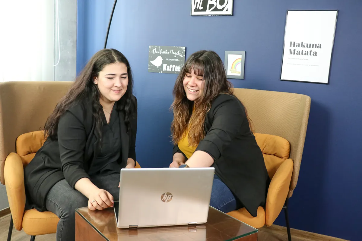 Symbolbild: Marketing-Assistentin Celina Zerr (links) und Marketing Managerin Sarah Gern bei kreativer Content-Arbeit.
