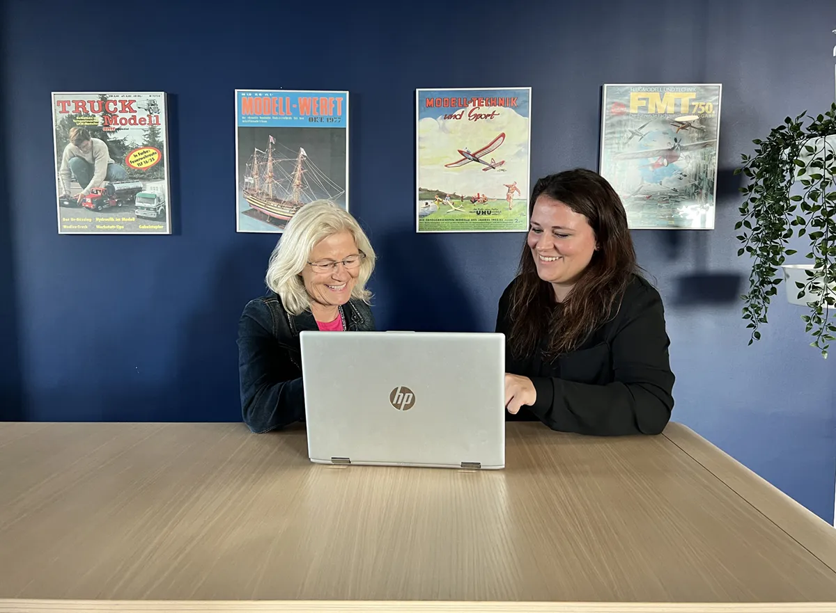 Symbolbild: Assistentin der Geschäftsführung Susanne Peter (links) und Geschäftsführerin Julia Ernst-Hausmann beim Erstellen eines Newsletters.